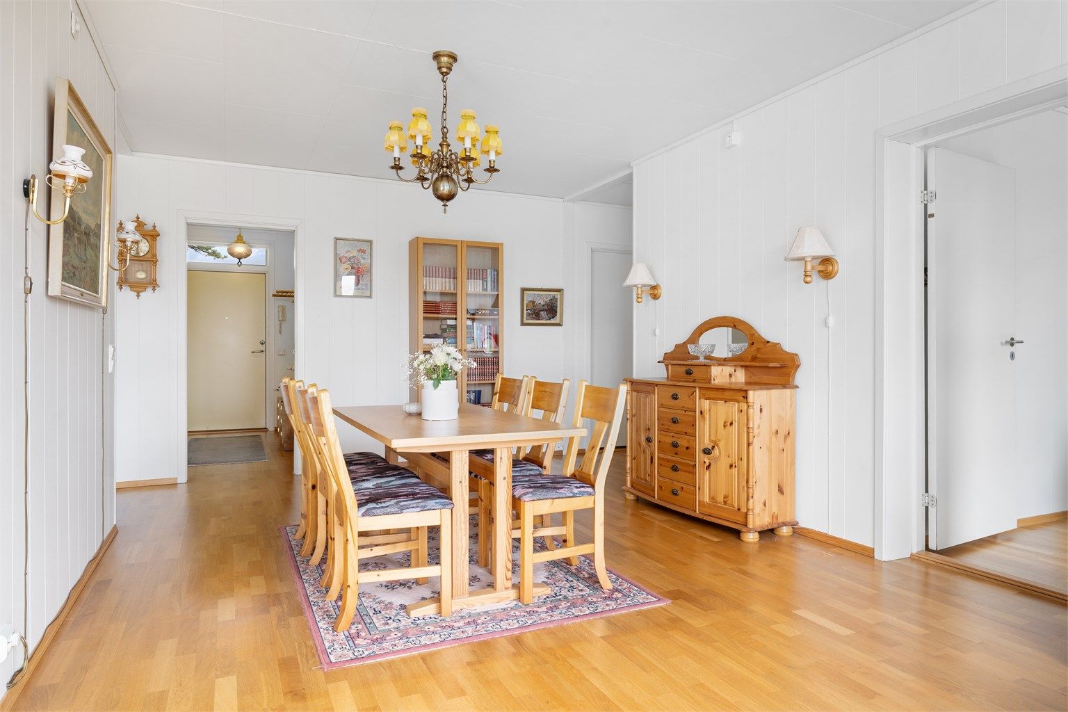 I spisestuen har man plass til stort spisebord