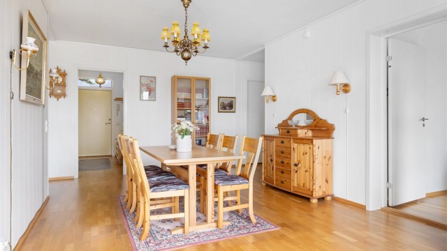 I spisestuen har man plass til stort spisebord