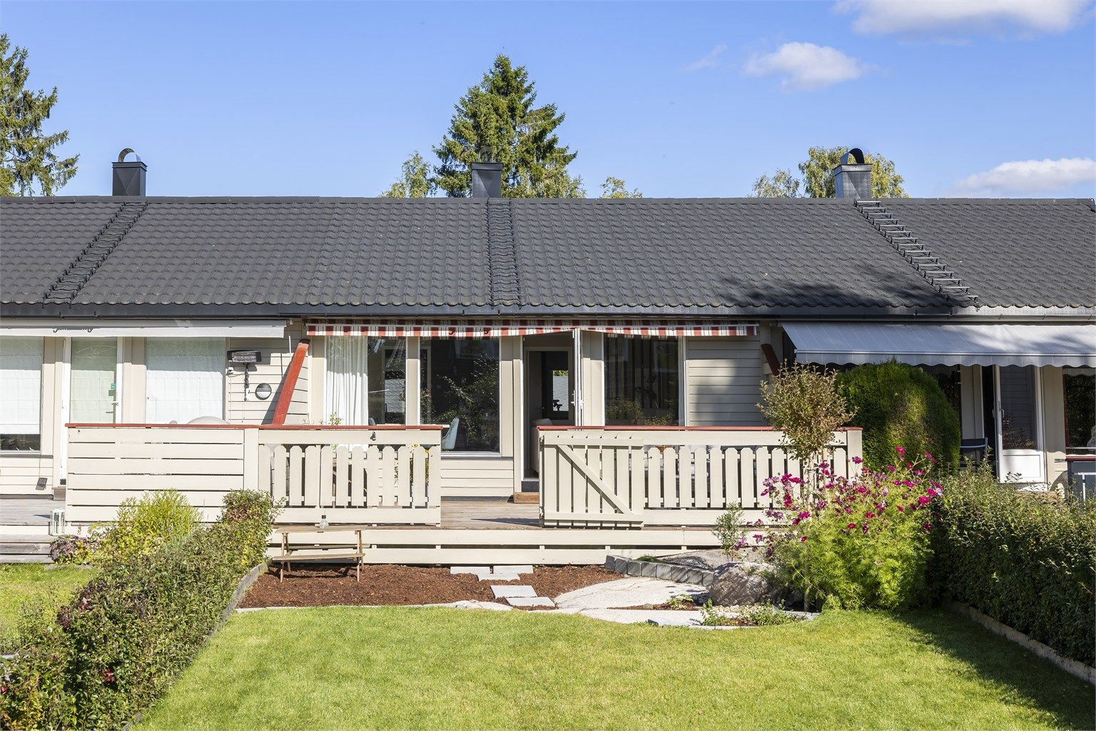 Sydvendt terrasse på ca. 32 kvm med god plass til sittegruppe og direkte adkomst til hagen.