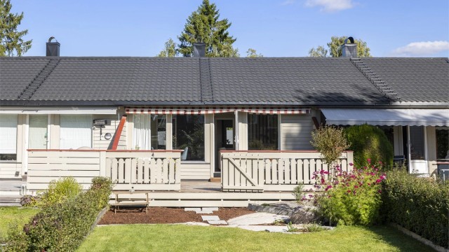 Sydvendt terrasse på ca. 32 kvm med god plass til sittegruppe og direkte adkomst til hagen.