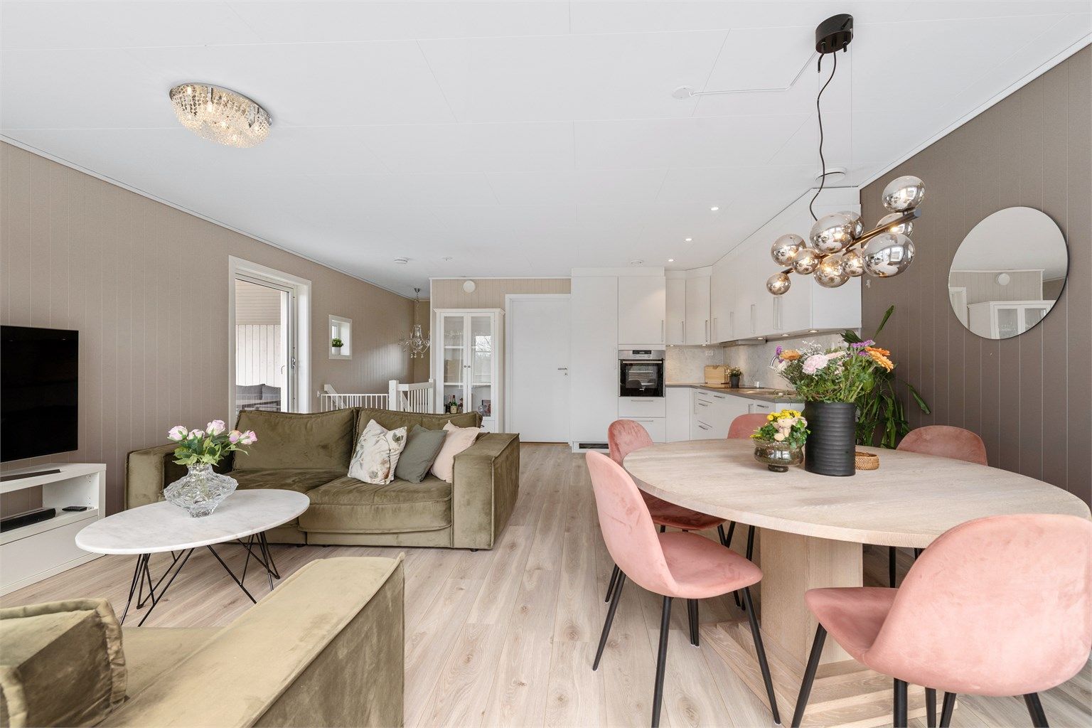 Fra 2. etasje er det to utganger til verandaen.