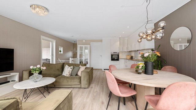 Fra 2. etasje er det to utganger til verandaen.