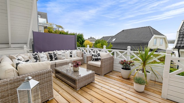 Det ble i 2026 lagt nytt terrassegulv på terrassen