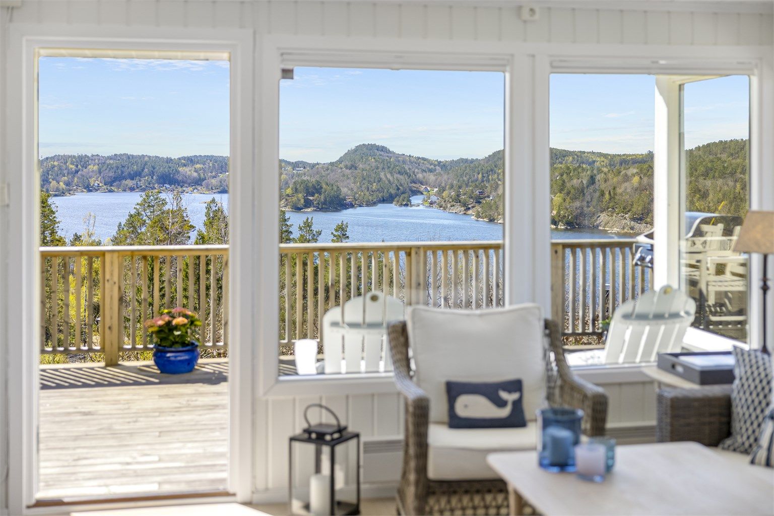 Fra stuen er det direkte utgang til den solfylte terrassen som strekker seg rundt hytta.