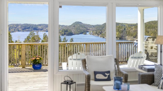 Fra stuen er det direkte utgang til den solfylte terrassen som strekker seg rundt hytta.