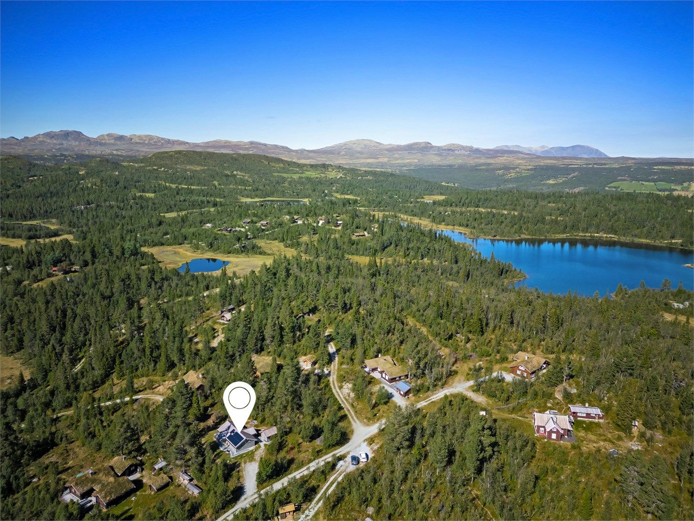 Eiendommen har en flott og skjermet beliggenhet i naturskjønne omgivelser