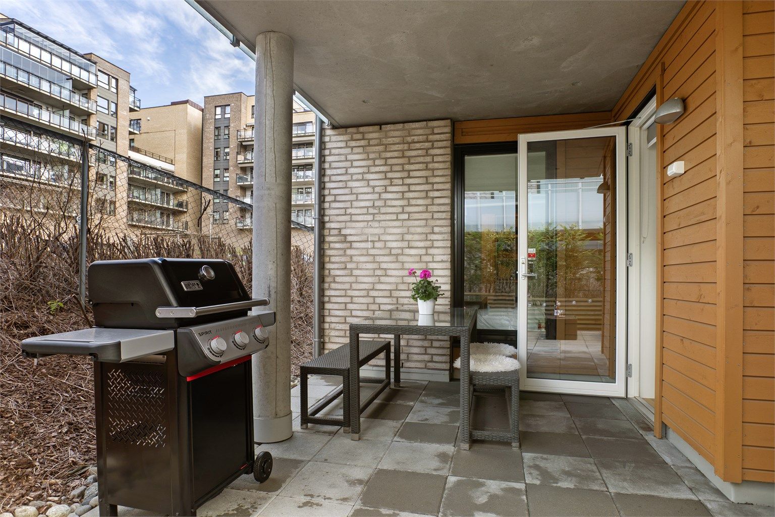 Overbygget del av terrassen gir ly for både sol og regn - Foto: Eiendomsfoto 