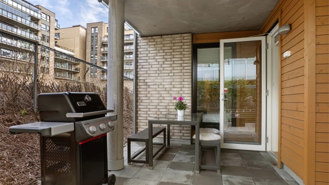 Overbygget del av terrassen gir ly for både sol og regn - Foto: Eiendomsfoto