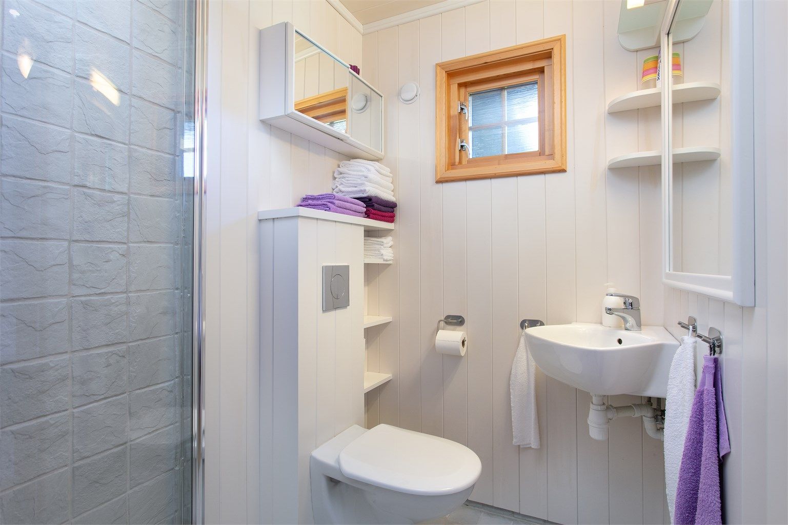 Badet i tilbygget fra 2010 har vegghengt toalett og dusjhjørne.