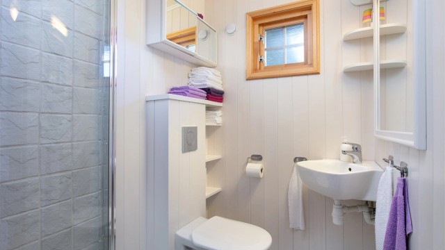 Badet i tilbygget fra 2010 har vegghengt toalett og dusjhjørne.