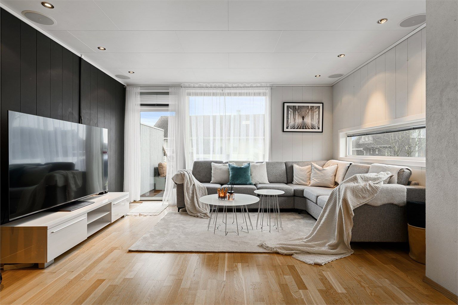 Rommet gir fleksible møbleringsmuligheter for både sofagruppe og TV-seksjon.