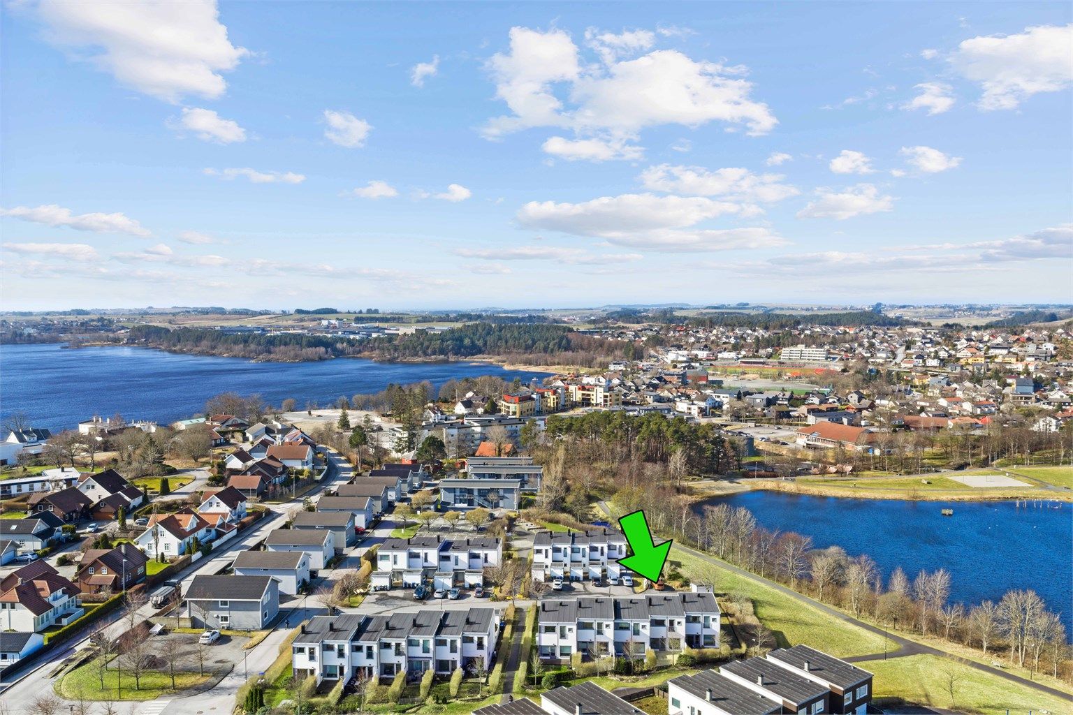 Boligen ligger fint tilbaketrukket til, men tursti og grøntareal som nærmeste nabo. 
Det er ikke forkjøpsrett i borettslaget, så her er det ingen som kan ta fra deg boligen etter budaksept. 