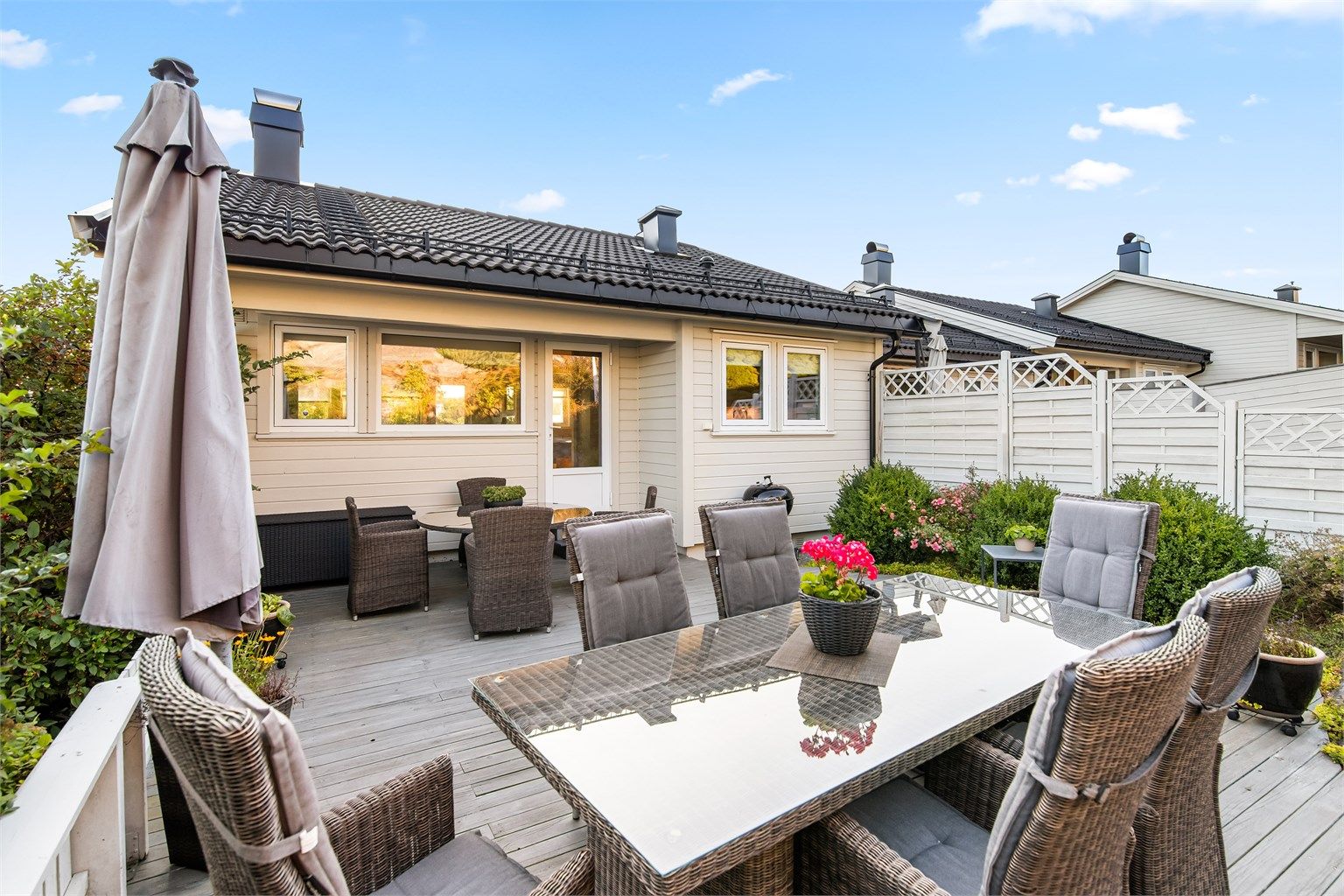 Barnevennlig og sentralt beliggende ende-rekkehus med flotte utearealer 