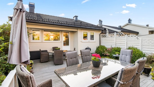 Barnevennlig og sentralt beliggende ende-rekkehus med flotte utearealer