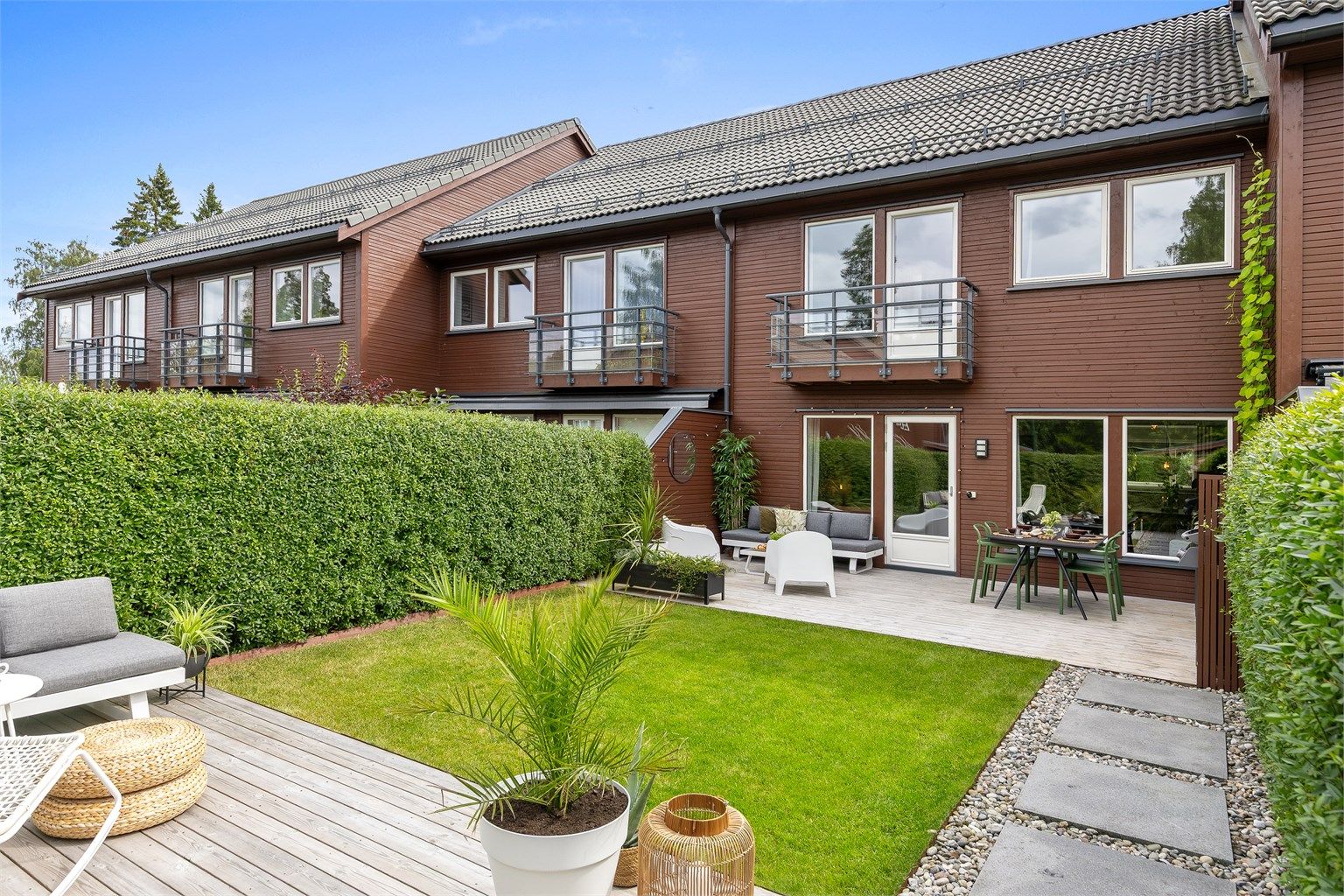 Fra stuen er det direkte utgang til romslig platting og markterrasse på 41kvm.