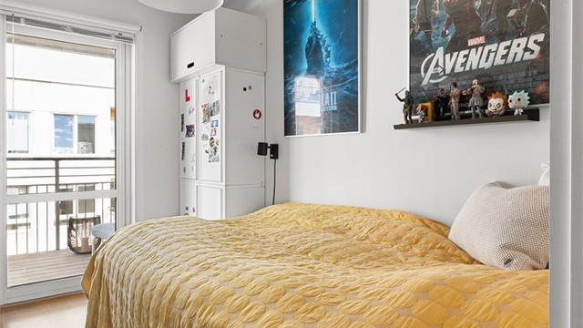 Plass til enkeltseng, skrivebord, kontorstol og skap