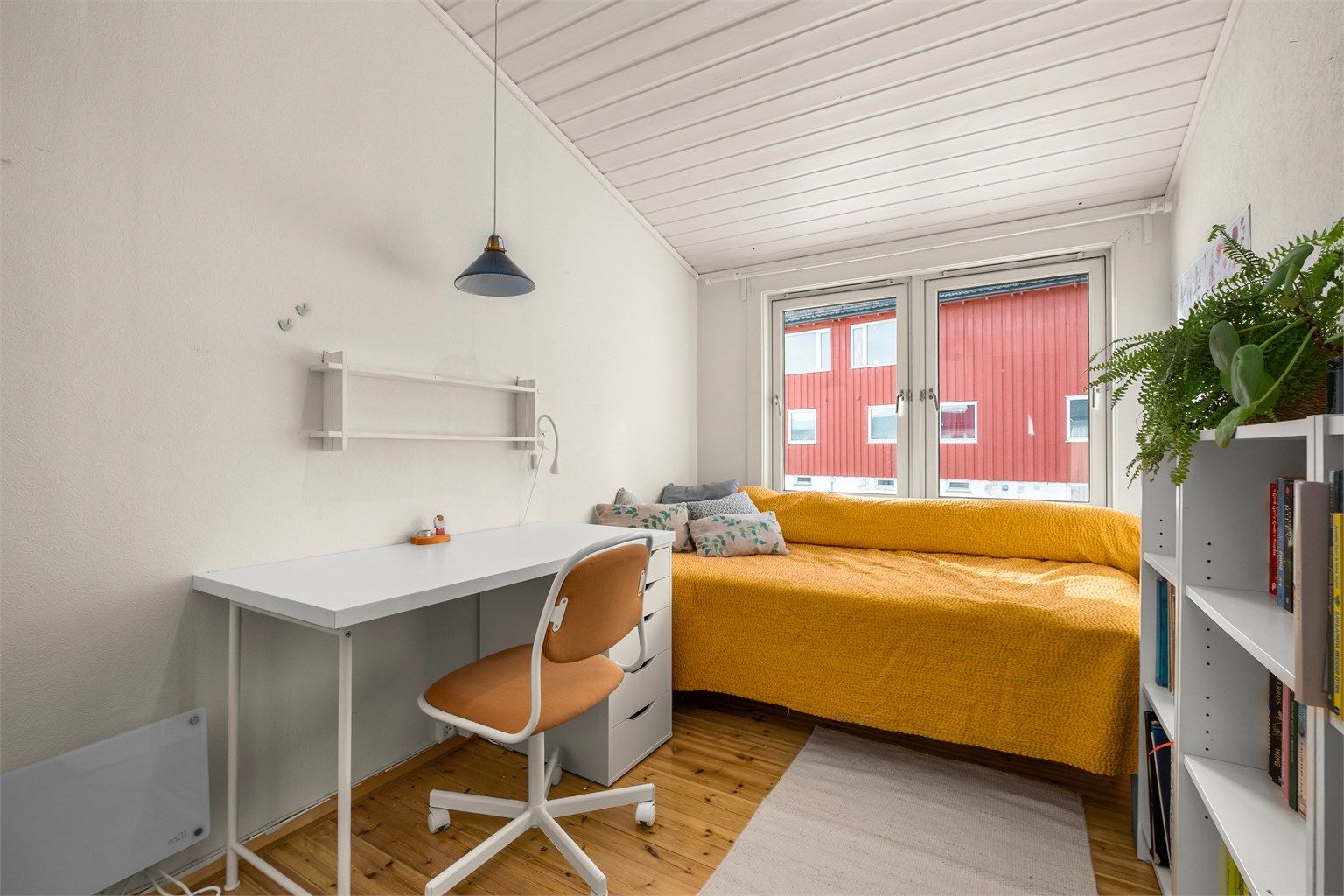 Ett av to soverom på 8 kvm. Her har man god plass til seng, nattbord og garderobeskap. 