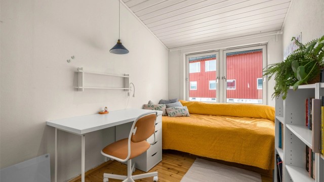 Ett av to soverom på 8 kvm. Her har man god plass til seng, nattbord og garderobeskap.