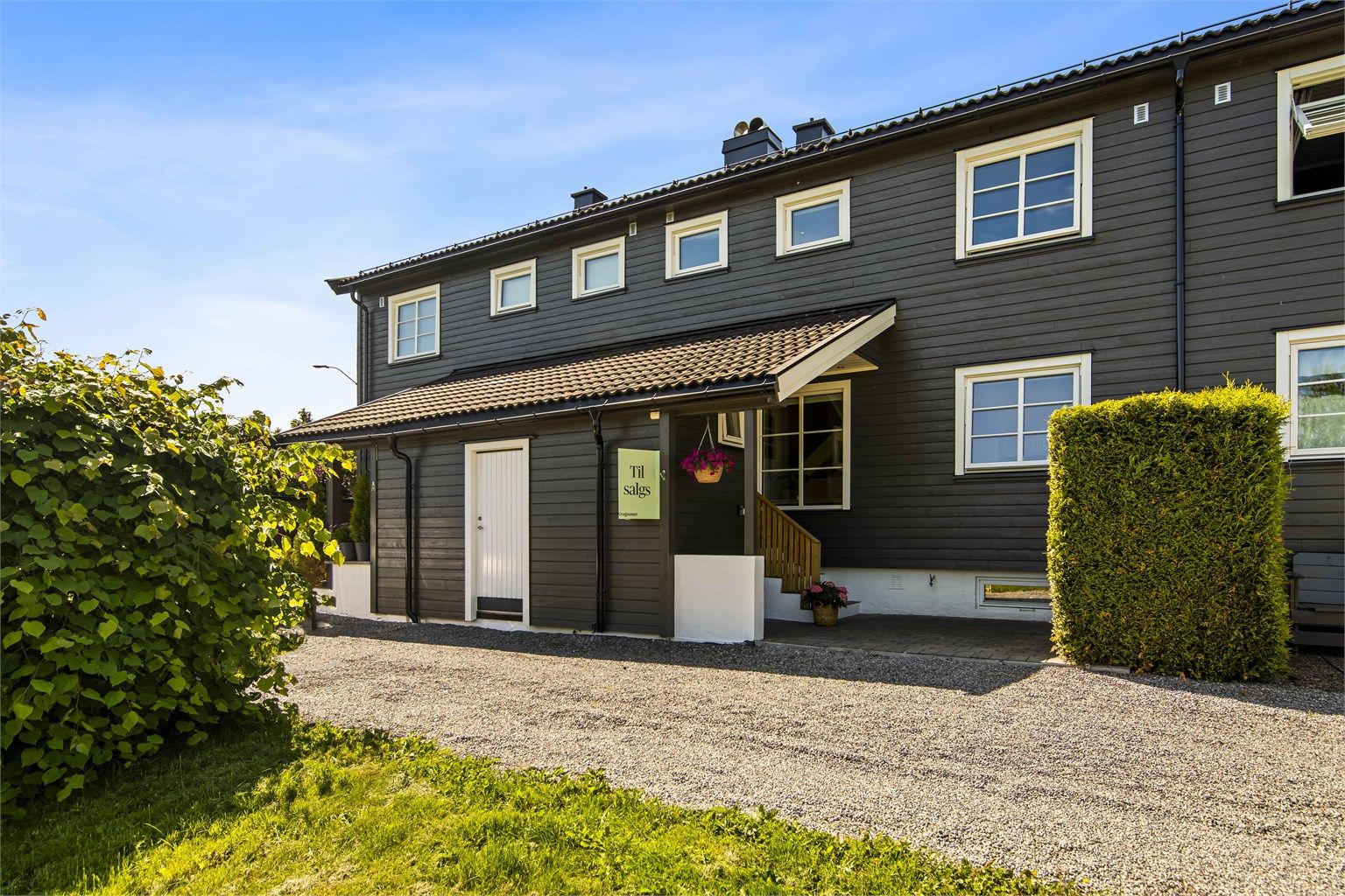 Eiendommen har en pen og velholdt fasade.