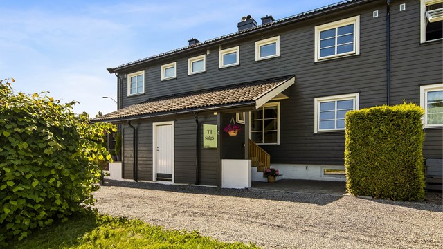 Eiendommen har en pen og velholdt fasade.