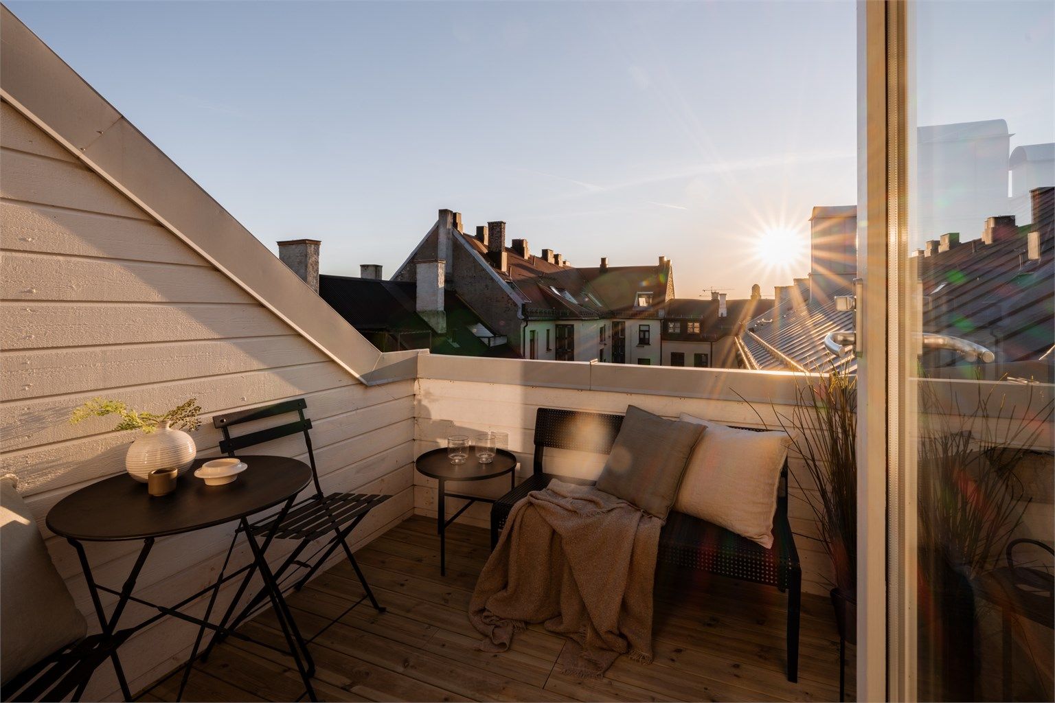 Den sydvestvendte balkongen på 6 m² byr på gode solforhold og utsikt på byens tak