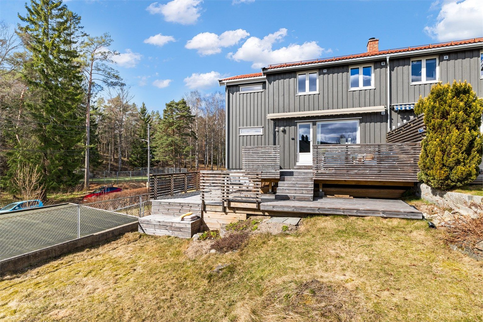 Stor terrasse med adkomst til hage på begge sider