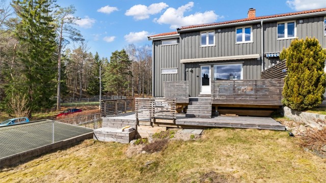 Stor terrasse med adkomst til hage på begge sider