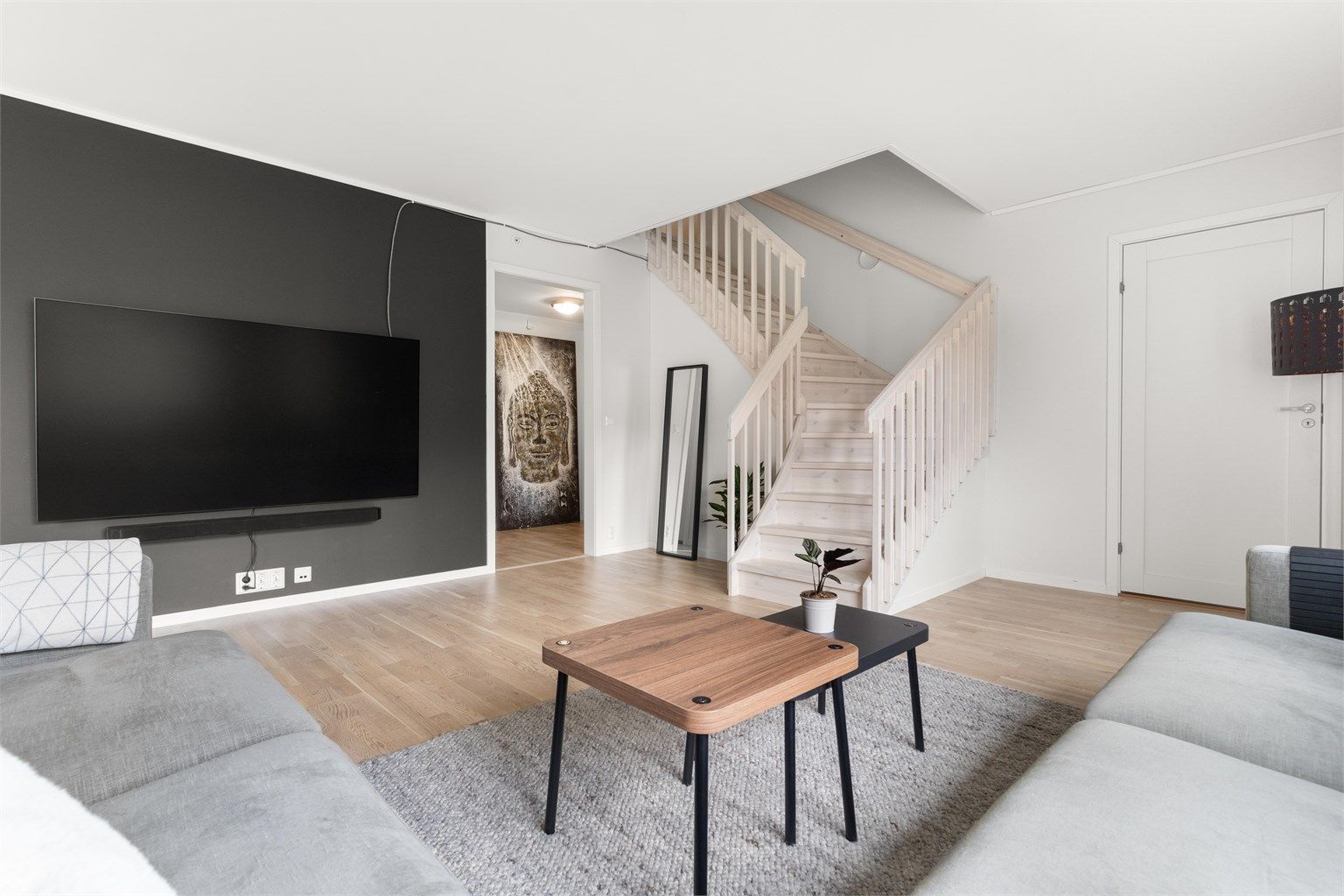 Boligen ligger i 2. etasje og byr på hele 5 soverom, 2 stuer og 2 bad, noe som gir god plass og fleksible løsninger for familier i ulike livsfaser.