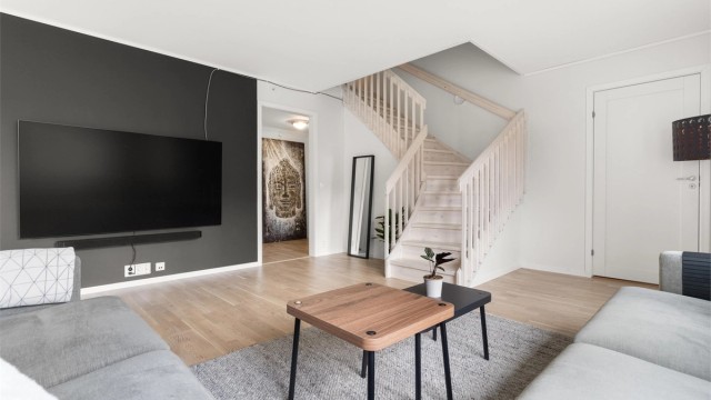 Boligen ligger i 2. etasje og byr på hele 5 soverom, 2 stuer og 2 bad, noe som gir god plass og fleksible løsninger for familier i ulike livsfaser.