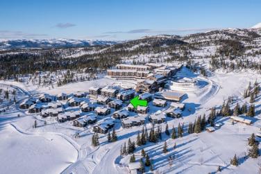 Velkomment til Norefjell Ski og Spa. Leilighet 5217 er hjørneleilighet som har familievennlig, tilbaketrukket beliggenhet på bakkenivå med markterrasse og plensone rundt.