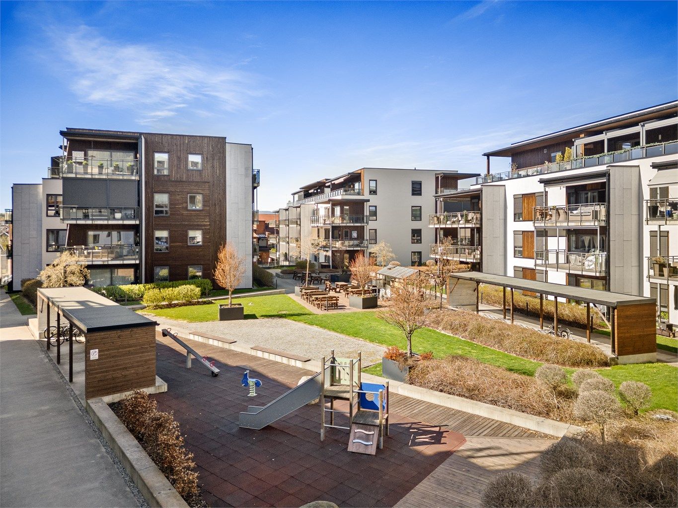 Uteområdene inkluderer også lekeplass, noe som gjør det til et godt sted for barnefamilier.