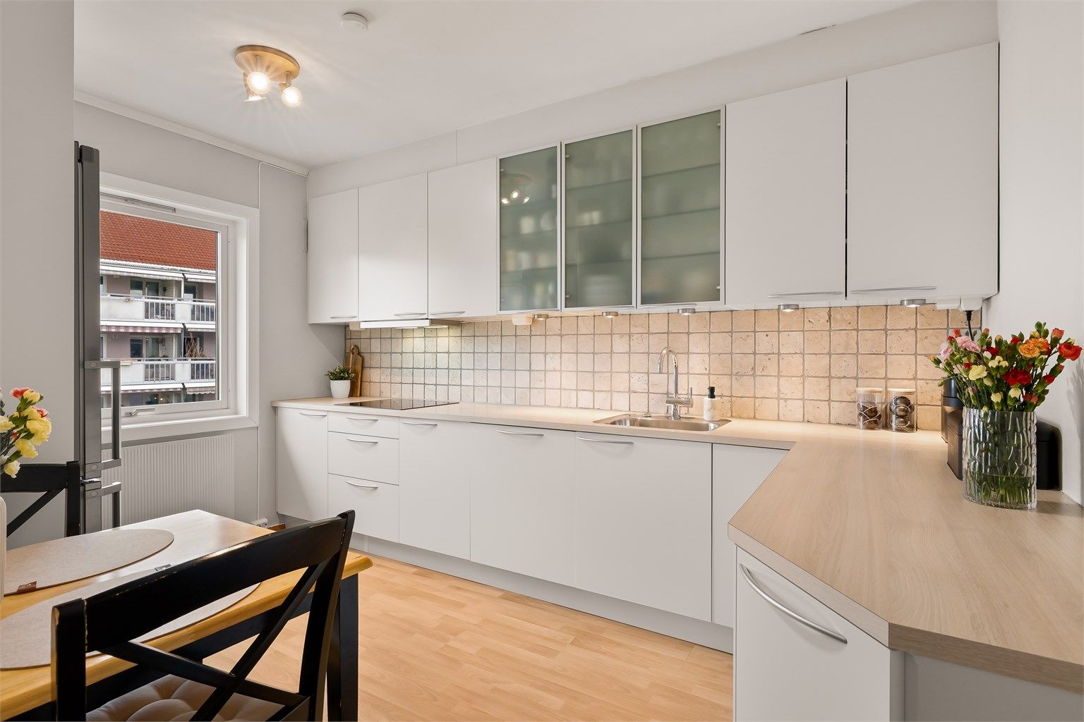 Kjøkkenet ligger praktisk til i eget rom. Her er det rikelig med skapplass og plass til spisebord. Det er montert lys innredning med slette fronter, laminert benkeplate, oppvaskkum i metall og ettgrepsarmatur.