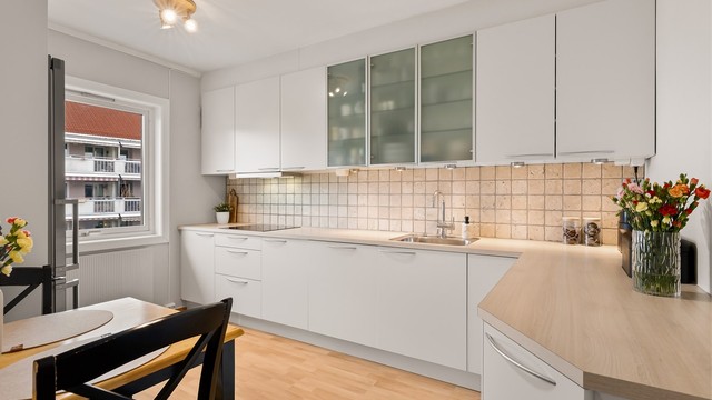 Kjøkkenet ligger praktisk til i eget rom. Her er det rikelig med skapplass og plass til spisebord. Det er montert lys innredning med slette fronter, laminert benkeplate, oppvaskkum i metall og ettgrepsarmatur.