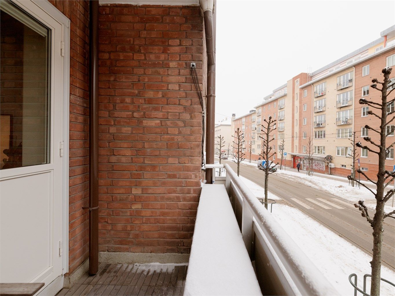 På sommerstid oppleves balkongen som en naturlig forlengelse av stuen. 