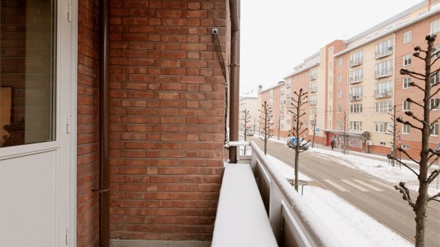 På sommerstid oppleves balkongen som en naturlig forlengelse av stuen.