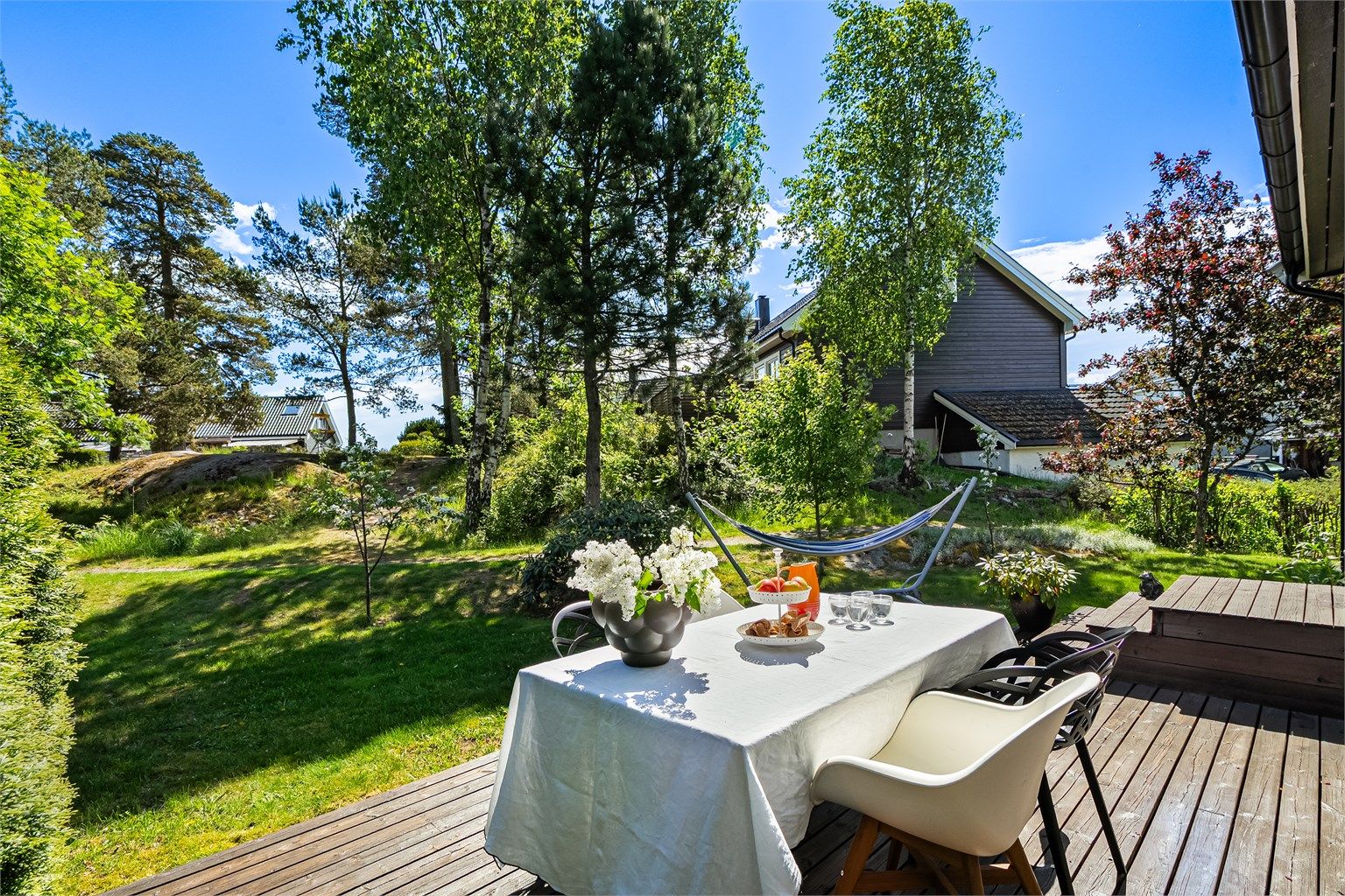 Uteområde - pent opparbeidet uteplass med platting og flat hage