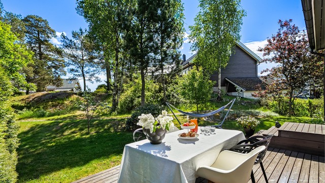 Uteområde - pent opparbeidet uteplass med platting og flat hage
