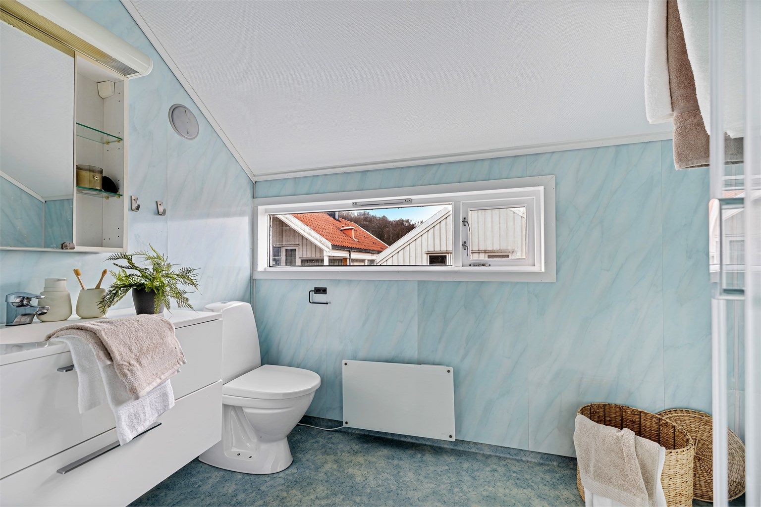 Bad er originalet fra byggeår og har belegg på gulv og våtromsplater på vegg. 