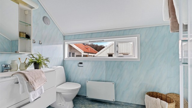 Bad er originalet fra byggeår og har belegg på gulv og våtromsplater på vegg.