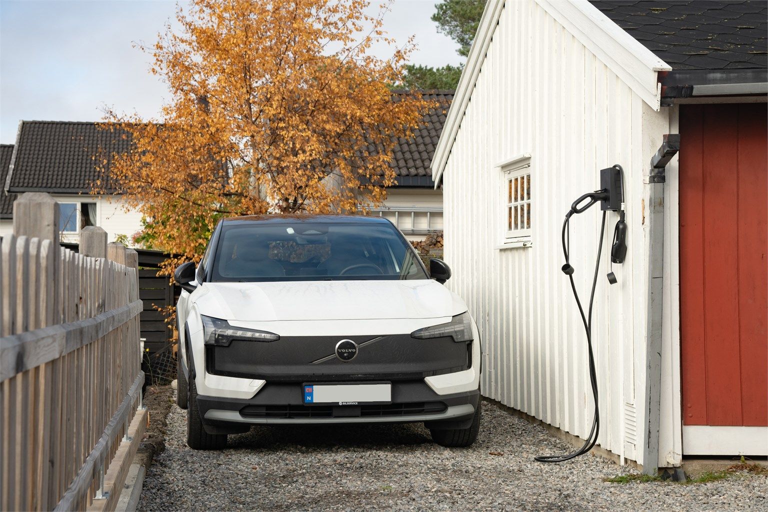 Disponibel utendørs parkeringsplass utstyrt med elbillader.