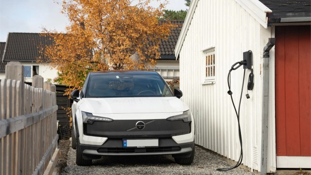 Disponibel utendørs parkeringsplass utstyrt med elbillader.