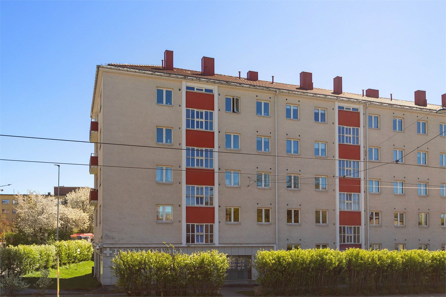 Leiligheten ligger i en klassisk bygård fra 1939, sentralt på Sandaker med kort vei til offentlig kommunikasjon.