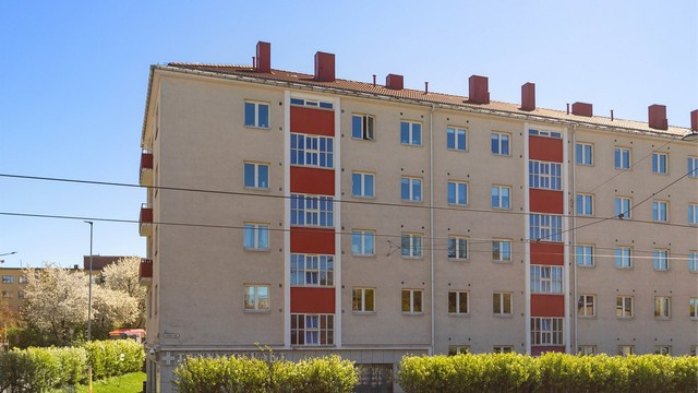Leiligheten ligger i en klassisk bygård fra 1939, sentralt på Sandaker med kort vei til offentlig kommunikasjon.