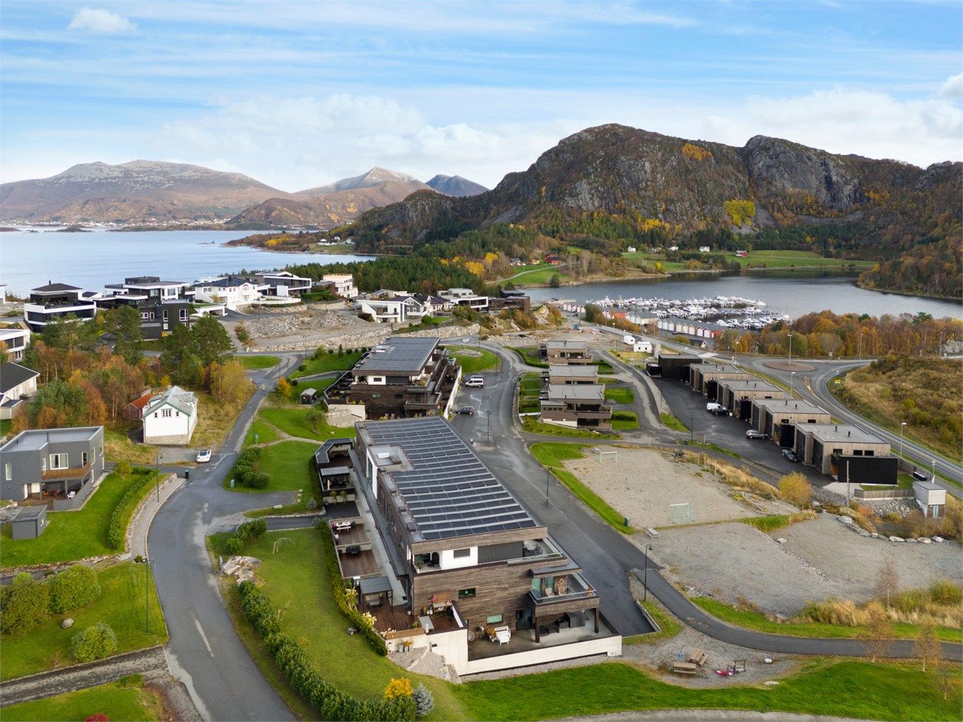 Dronebilde tatt fra vest mot øst