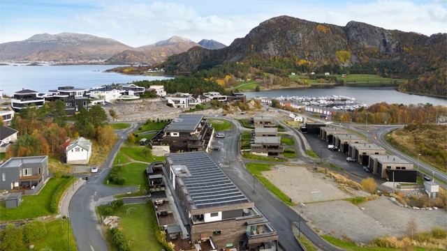 Dronebilde tatt fra vest mot øst