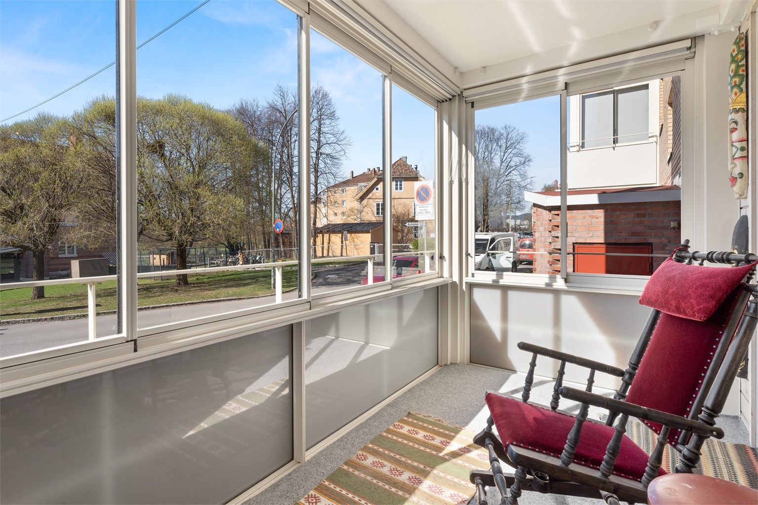 Leiligheten har en herlig, innglasset balkong på ca 8 kvm mot Nordvest. Foto: Oh Shots