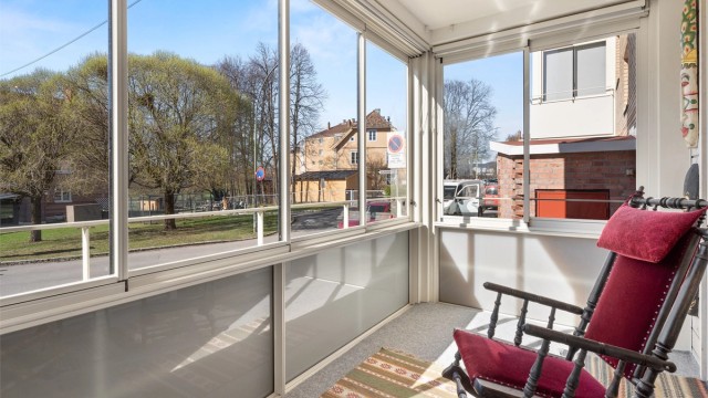 Leiligheten har en herlig, innglasset balkong på ca 8 kvm mot Nordvest. Foto: Oh Shots