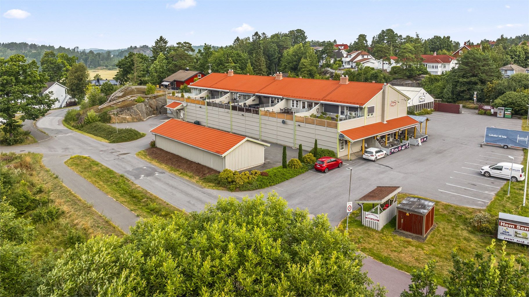 Salbutangen FUS barnehage ligger i umiddelbar nærhet, mens Tjodalyng skole (1.–10. trinn) ligger om lag fem minutters kjøring fra boligen.