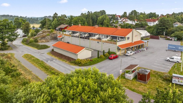 Salbutangen FUS barnehage ligger i umiddelbar nærhet, mens Tjodalyng skole (1.–10. trinn) ligger om lag fem minutters kjøring fra boligen.