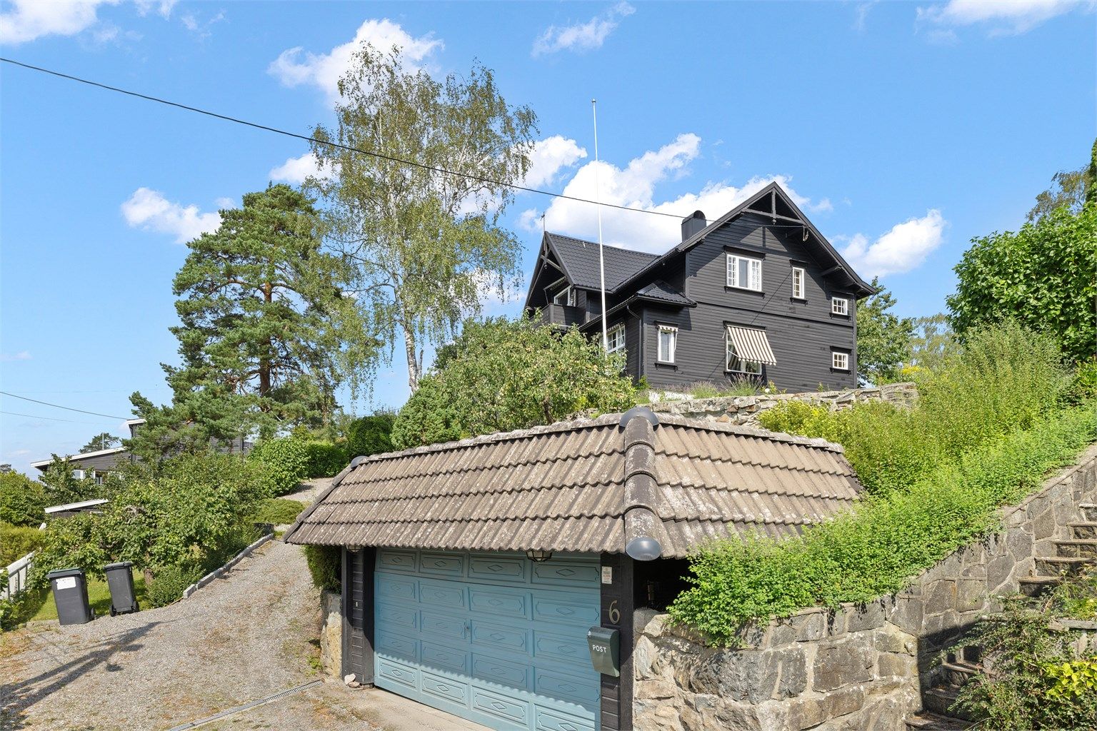 Garasje og gruset adkomst